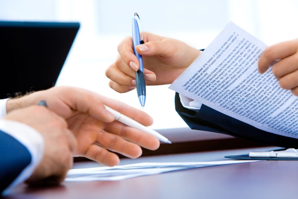 Revisión de un contrato y documentos durante una asesoría jurídica